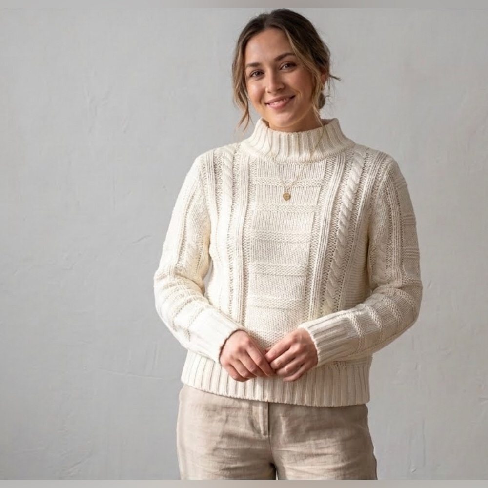 White chunk knit sweater mock neck and braided design | size M